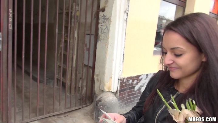 Strong man has salacious bombshell Lili Devil's juice cunt wrapped around his schlong